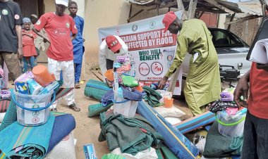 Red Cross Da Ma'aikatar Jinkai Ta Kasa Sun Raba Kayan Tallafi Ga Mutanen Da Amabaliyar Ruwa  Ta Shafa a Sakkwato