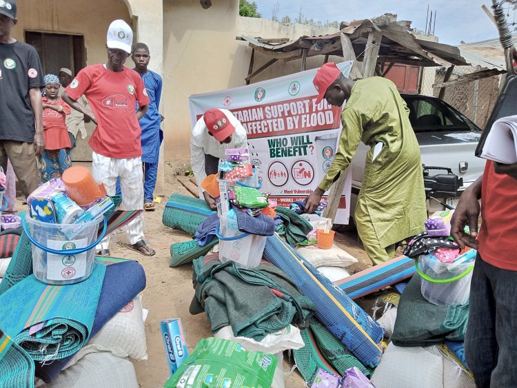 Red Cross Da Ma'aikatar Jinkai Ta Kasa Sun Raba Kayan Tallafi Ga Mutanen Da Amabaliyar Ruwa  Ta Shafa a Sakkwato