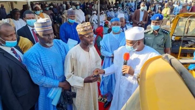 Shugaban APC Shi ne Ya Cuci Ɗiyansa Ba Ni Ba-----Tambuwal