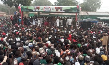Jigawa experiences mammoth crowd; 2 people fainted as PDP present flags to candidates