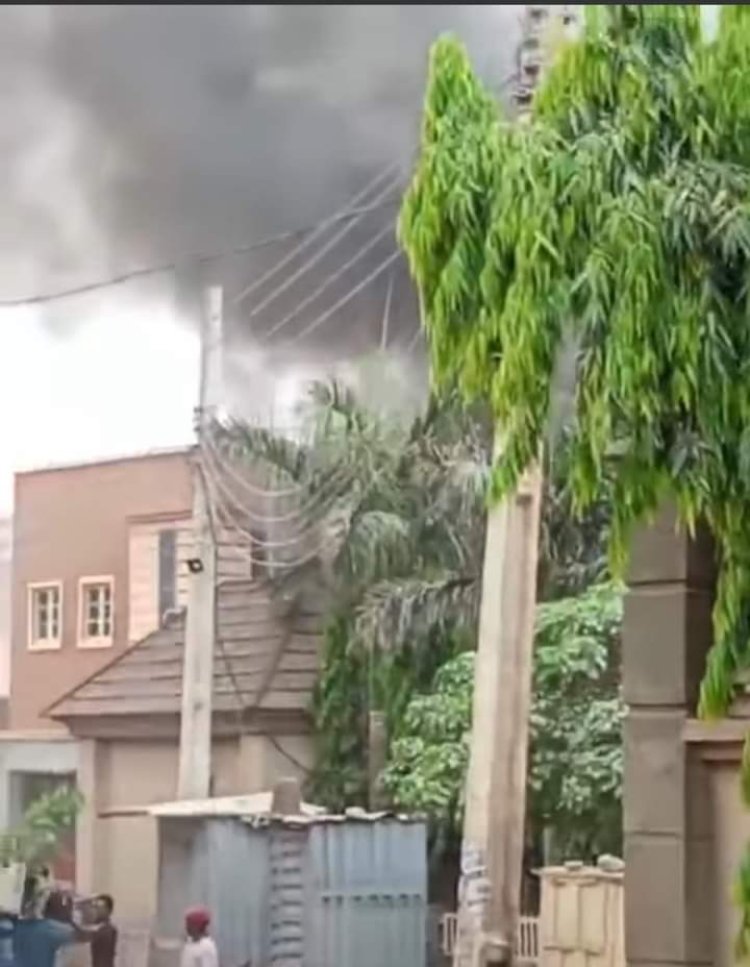 Wasu Matasa Sun  Kone Gidan Mawaki Rarara a Kano