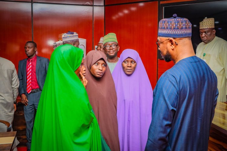 Govornor Lawal Recieves Rescued Four Ladies In Viral Video